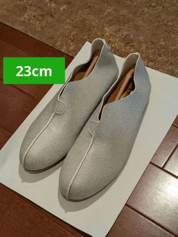 1장 가죽 느낌의 부드러운 실버 슬립온 신발
