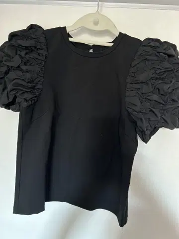 LILY BROWN 퍼프 슬리브 블랙 탑