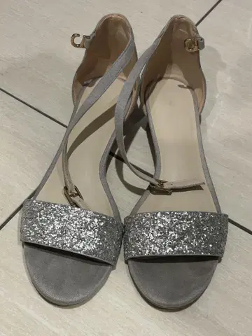 그린 라벨 릴랙싱 그레이 스웨이드 글리터 샌들 24cm