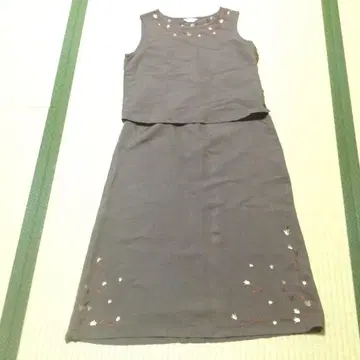 린넨 레이온 자수 스커트 셋업 슬리브리스 짙은 갈색