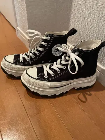 CONVERSE 블랙 통굽 하이컷 스니커즈