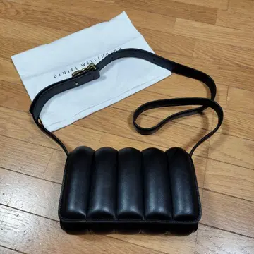 다니엘 웰링턴 크로스 바디 백 숄더백