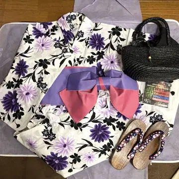 보라색과 흰색 꽃무늬 유카타, 오비, 백, 일본 나막신 세트