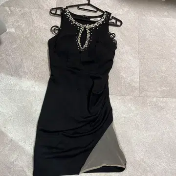 JEWELS 비쥬가 달린 블랙 타이트 드레스