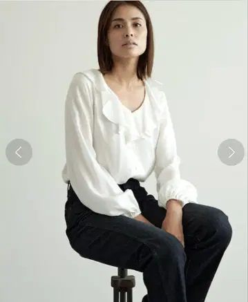 프릴이 달린 화이트 블라우스