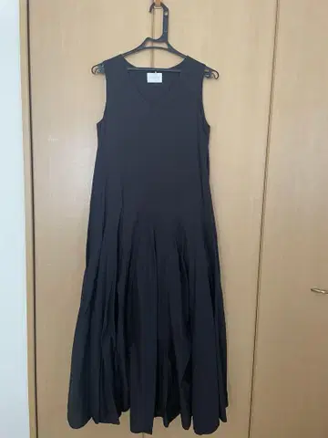 유나이티드 애로우즈 블랙 슬리브리스 볼륨 롱 원피스 36
