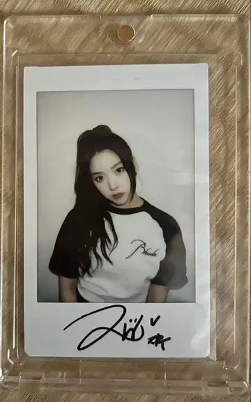 mnmixx 지우 사인 포함 폴라로이드 사진