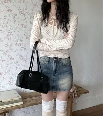 by muni:r 바이 무니르 도트 롱 슬리브 U 넥 티셔츠 크림
