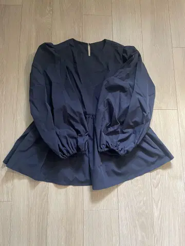 네이비 벌룬 슬리브 블라우스