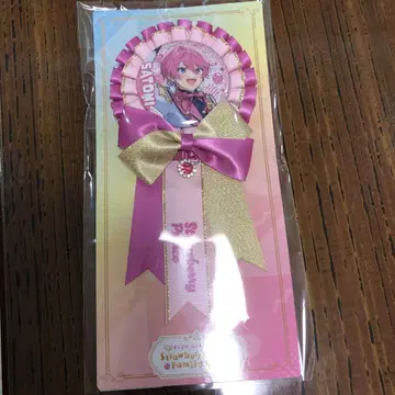 캔뱃지가 달린 로제트