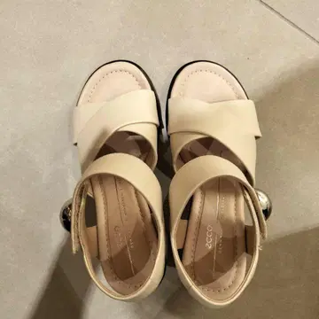 베이지 크로스 스트랩 통굽 샌들 에코