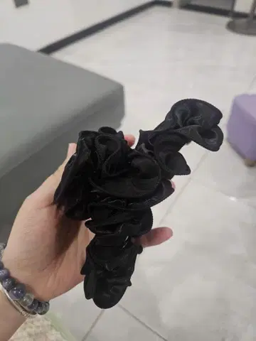 블랙 새틴 스크런치
