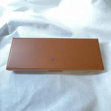 갈색 안경 케이스