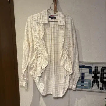 프릴이 달린 화이트 오렌지 체크 셔츠