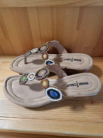 Minnetonka 비즈 장식 플립플랍 샌들