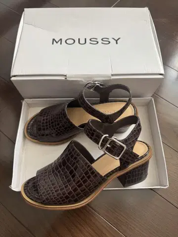 MOUSSY 크로커다일 샌들 브라운