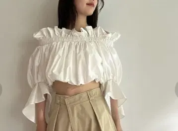스나이델 오프숄더 크롭 블라우스