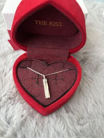 THE KISS 실버 목걸이