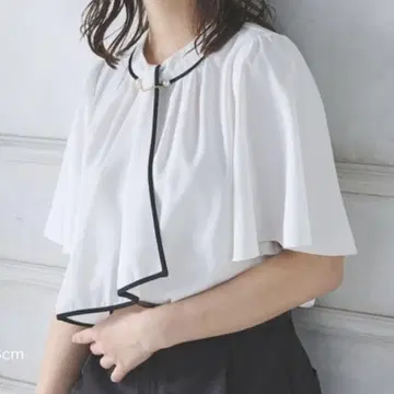 펄 핀이 달린 트로미 보타이 플레어 슬리브 블라우스
