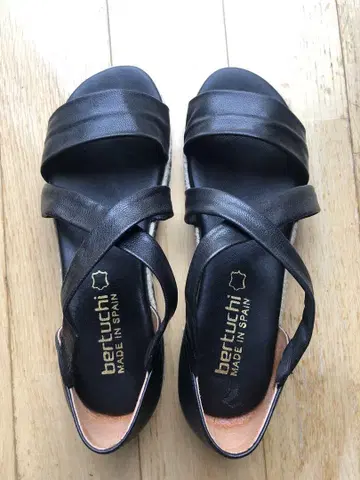 Bertuchi 샌들 스페인 블랙 천연 가죽