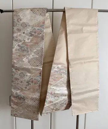 육통 무늬 후쿠로 오비, 아케츠레, 사라사 금 자수, 금은 실