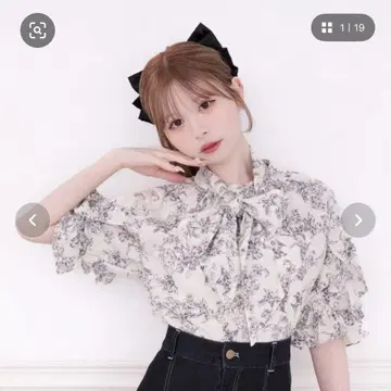 apres jour 어깨가 드러나는 프릴 2way 블라우스