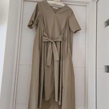 카키색 반팔 롱 원피스 허리 리본 포함