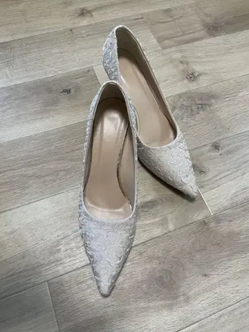 자수 장식 베이지 스틸레토 펌프스
