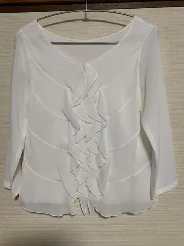 프릴이 달린 화이트 블라우스