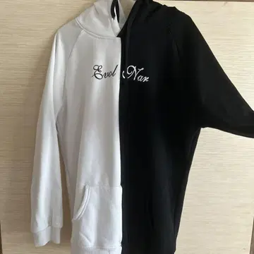 화이트/블랙 후드티