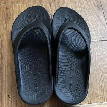 우포스 블랙 샌들