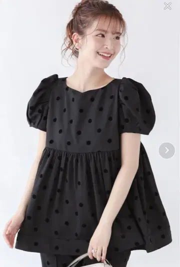 Fit more 하트 넥 플로키 도트 탑