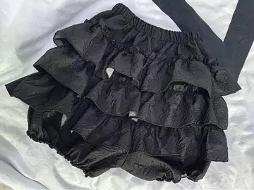 프릴이 달린 블랙 플레어 스커트