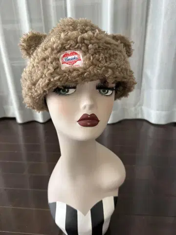 베이지 귀가 있는 플리스 캡