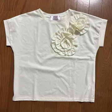 Lil Purple 프릴이 달린 아이보리 티셔츠