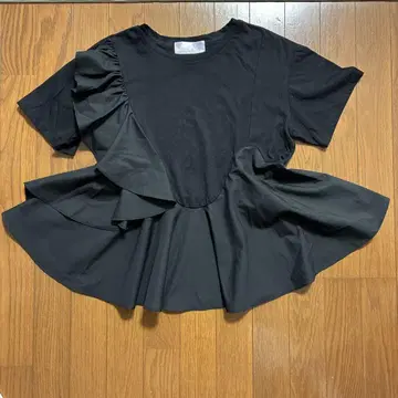 Jil Purple 블랙 프릴 티셔츠