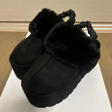Rady 통굽 무스탕 샌들 블랙