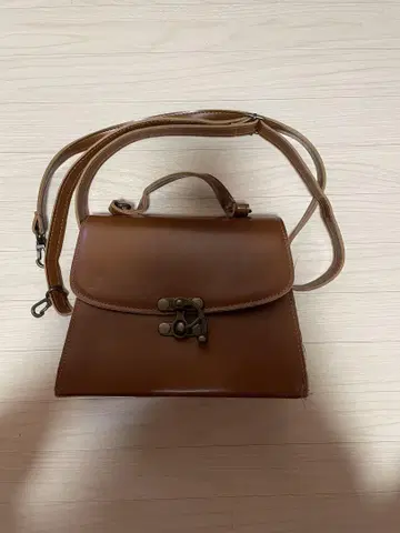 브라운 플랩 숄더백