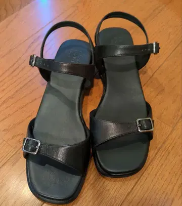 마가렛 호웰 블랙 샌들 23.5cm
