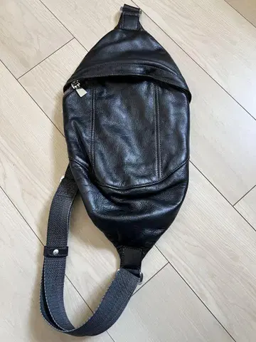블랙 가죽 바디백