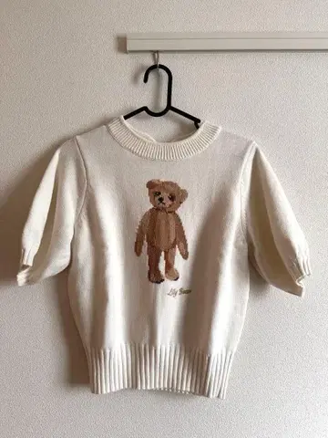 LILY BROWN 곰 자수 화이트 니트