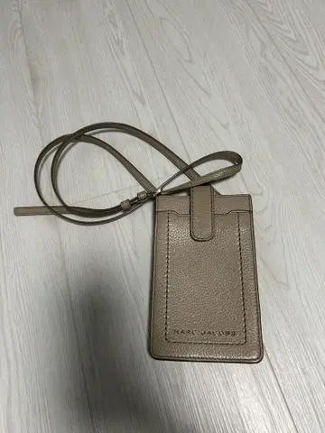 마크제이콥스 스마트폰 숄더백 베이지