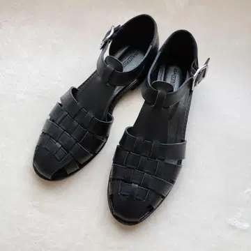 뷰티 앤 유스 일본제 천연 가죽 구르카 샌들 38 블랙 정가 18700