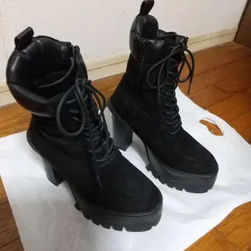 블랙 스웨이드 레이스업 부츠 통굽