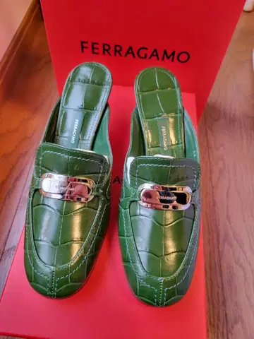 FERRAGAMO 그린 가죽 뮬