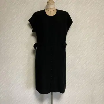 잉게보그 블랙 반팔 무릎 기장 원피스