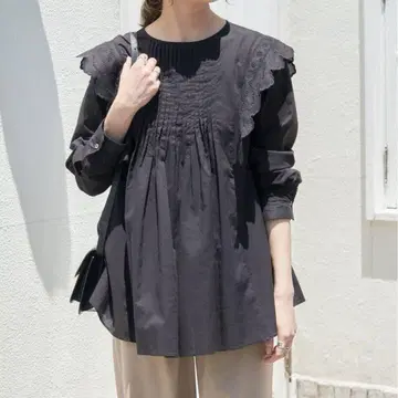 Spick and span 프릴이 달린 블랙 긴팔 블라우스