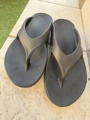 우포스 OOFOOS 블랙 비치 샌들