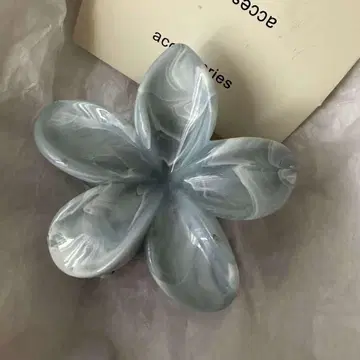 꽃 모양의 마블 브로치