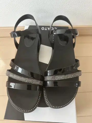 비쥬가 달린 블랙 스트랩 샌들